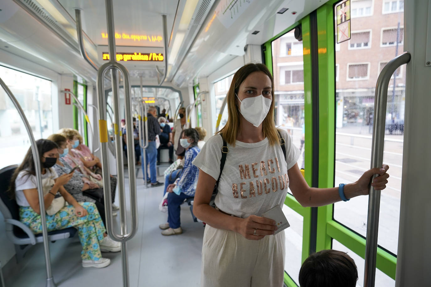 Satisfacción entre los alaveses en el primer día de descuentos en el transporte público