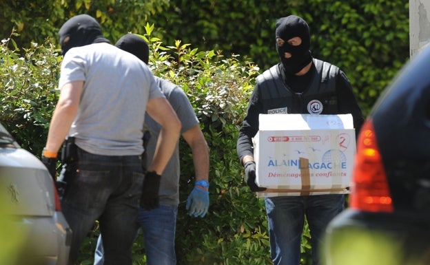 Empieza en París el juicio contra dos acusados de guardar armas de ETA en una casa de Biarritz