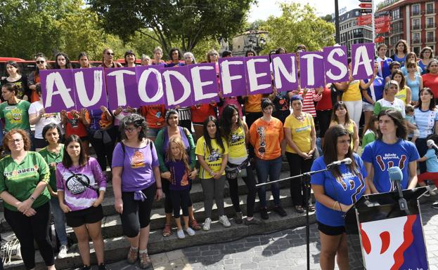 Las comparsas acusan ahora a la Policía de actitud «agresiva»