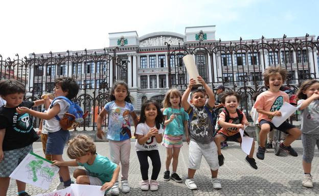 Las familias de la pública acusan a Educación de «sentar las bases para cerrar escuelas» y «reforzar» a la concertada