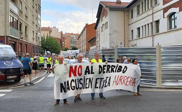 Cerca de 300 personas protestan en Romo contra el derribo de la Nagusien Etxea