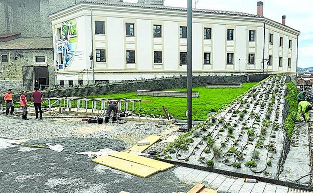 La plaza de la Memoria y el parque infantil junto a Villa Suso abrirán este mes