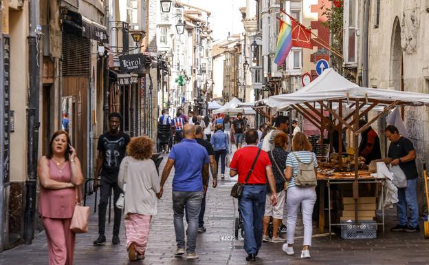 El Mercado de la Almendra resucita al Casco Medieval de su letargo veraniego