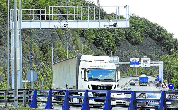 La Diputación comienza a instalar los arcos para los peajes a camiones
