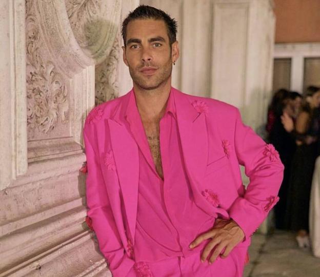 El traje fucsia es el nuevo esmoquin: el estilismo viral de Jon Kortajarena en Venecia