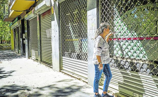 Los barrios de Vitoria urgen un plan para reactivar el comercio y perseguir el abandono de basura