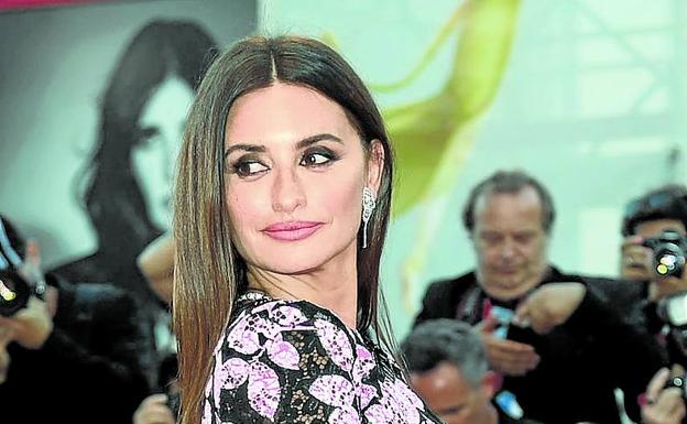 Penélope convence en Venecia con un filme sobre los transexuales