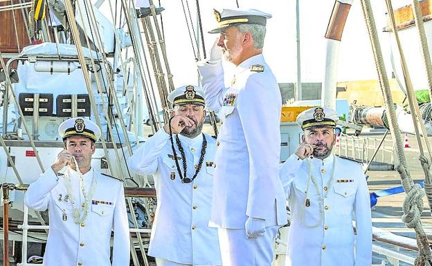 El Rey preside una parada militar en aguas de Sanlúcar de Barrameda