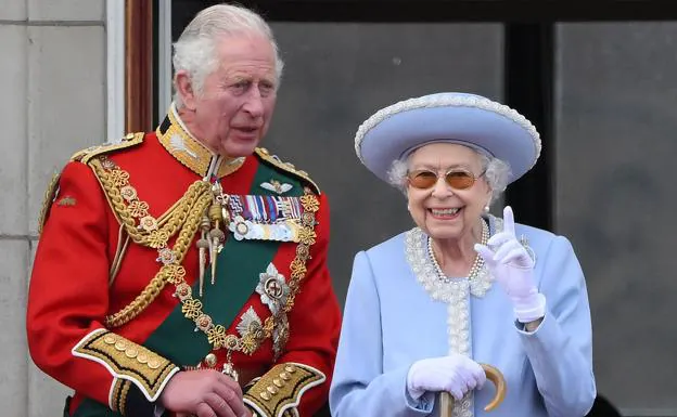 El príncipe Carlos junto a la reina en un balcón del Palacio de Buckingham, el día 2 de junio de este año, durante un acto por el Jubileo de Platino de la soberana, que celebra los 70 años desde su ascensión al trono/AFP