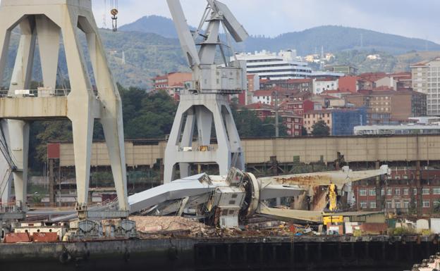 El derribo programado de una grúa de La Naval en Sestao sorprende a los servicios de emergencias