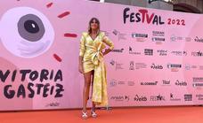 Ilaski Serrano brilla en la gala del FesTVal con un sorprendente vestido vizcaíno