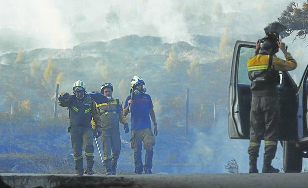 Los bomberos dan por controlado el incendio que amenazaba dos caseríos en Zeberio