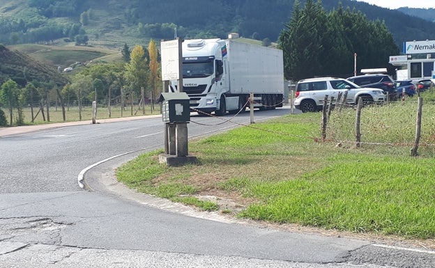 La 'pesadilla' de soportar 1.800 turismos diarios frente a tu ventana
