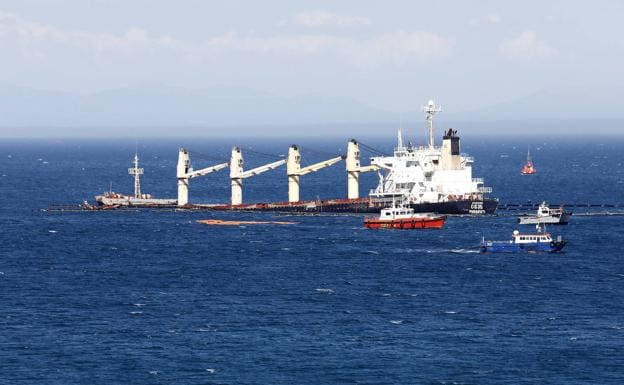 Gibraltar hunde el carguero siniestrado para evitar riesgos