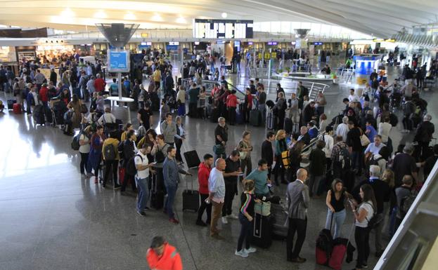 15 vuelos cancelados en el aeropuerto de Loiu por la huelga de controladores franceses