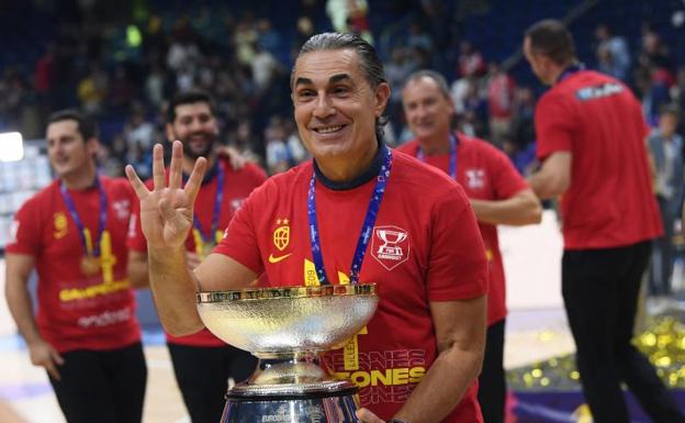 Sergio Scariolo posó con el trofeo del Eurobasket.