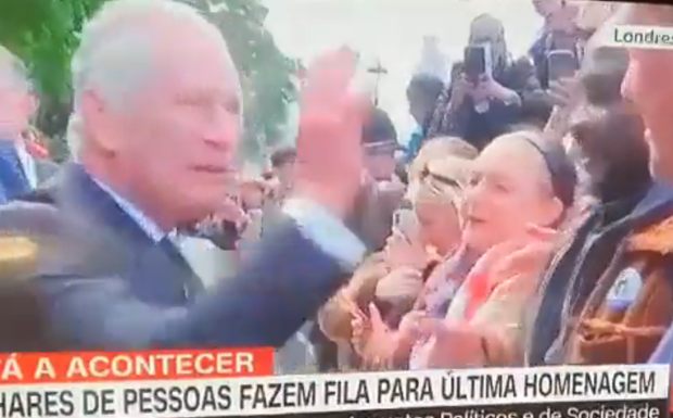 Carlos III la vuelve a liar: ¿evita saludar a un hombre negro?