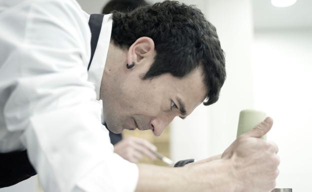 Eneko Atxa, en plena creación culinaria. 