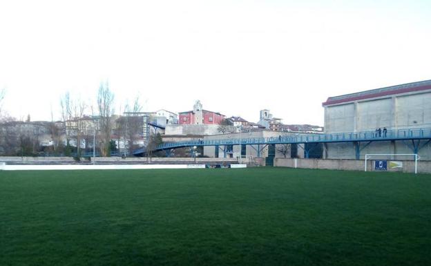 Salvatierra comienza las obras de renovación del césped artificial en el campo de fútbol