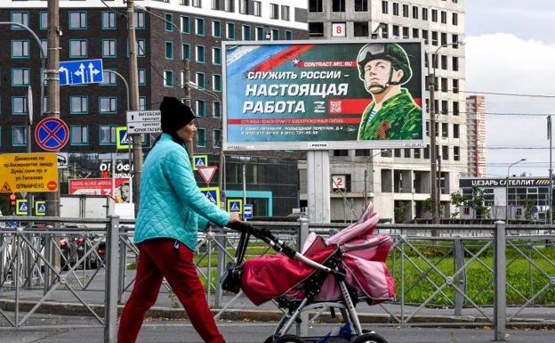 Un anuncio en San Petersburgo promociona el servicio militar por contrato con el eslogan que dice «Servir a Rusia es un trabajo real». 