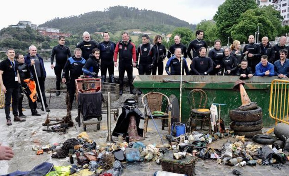 Buceadores de Lekeitio canjearán por comida la basura retirada del puerto