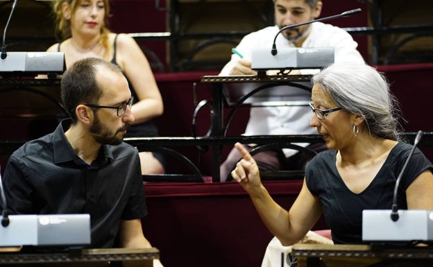 Podemos reprocha a Rementeria que lleve «cuatro años engrasando la puerta giratoria»