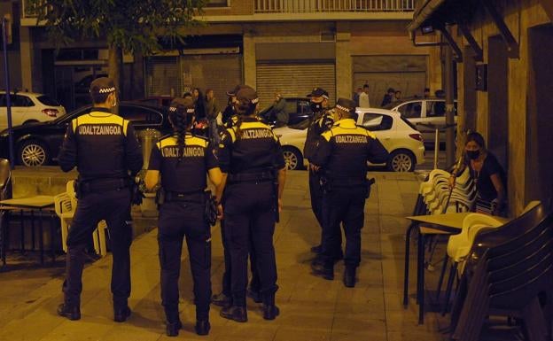 Huye a 200 kilómetros por hora por Getxo tras embestir a un coche patrulla en Romo
