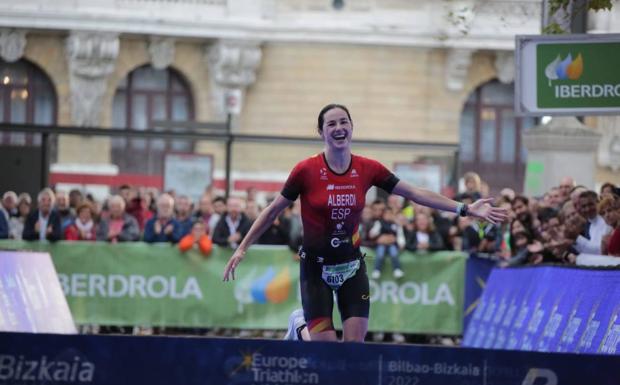 La bilbaína Helene Alberdi triunfa en casa y se corona campeona de Europa de Triatlón