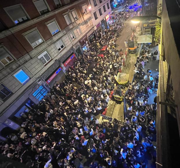 Un botellón masivo que se salda con 24 denuncias vuelve a cerrar Pozas al tráfico