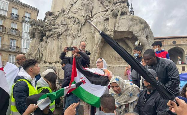 Un centenar de personas recibe en Vitoria a Sultana Jaya, icono de la «lucha del pueblo saharaui»