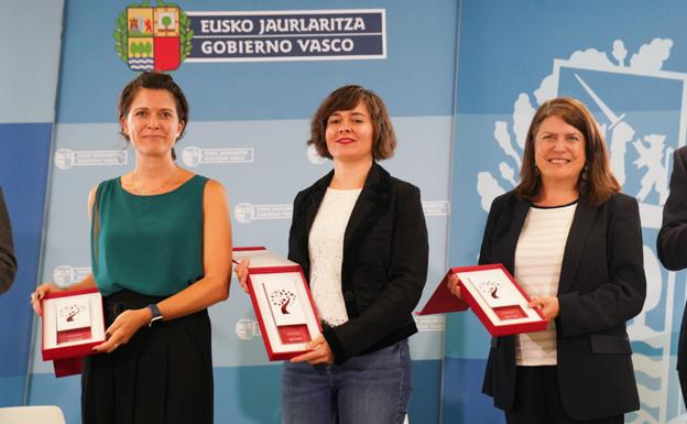 Jasone Cenoz, Amanda Sierra eta Marta Olazabal ikertzaileen lana aitortu dute
