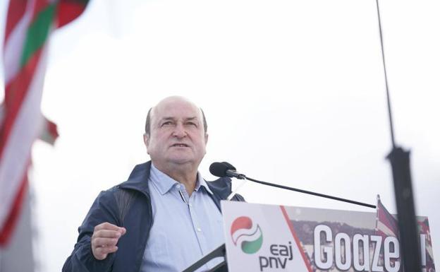 El 'show' de Ortuzar: el chiste de las ovejas y la barba del lehendakari