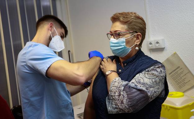 Las citas para las vacunas de refuerzo del covid y la gripe colapsan la red el primer día