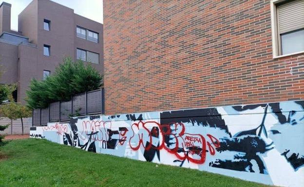 Llenan de grafitis el mural que pintaron los vecinos en Goikolarra