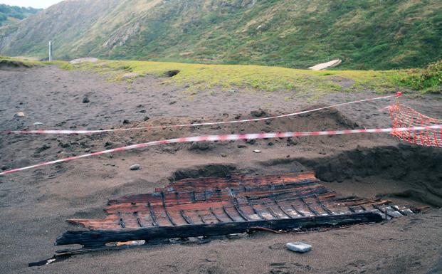 Concluye la excavación arqueológica de una embarcación descubierta en la playa de Gorrondatxe