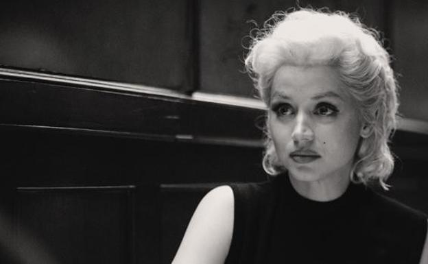 'Blonde': La escena de sexo oral de Marilyn Monroe con Kennedy