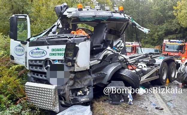 Liberan a un conductor atrapado tras la colisión de dos camiones en Gordexola