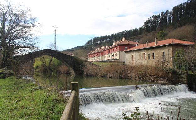 La Ertzaintza rescata a una mujer caída accidentalmente al río en Luiaondo