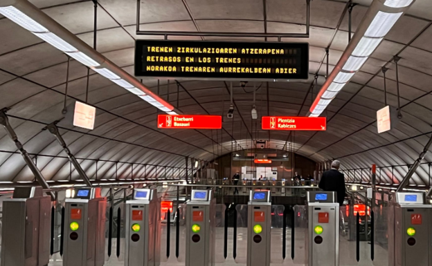 El metro recupera la normalidad tras una hora y media de retrasos en las estaciones de Bilbao
