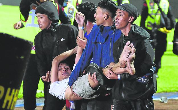 125 muertos en Indonesia en una de las mayores tragedias de la historia en un campo de fútbol