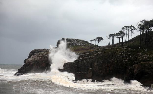 Rescatan al hombre que había caído al mar mientras pescaba en Lekeitio