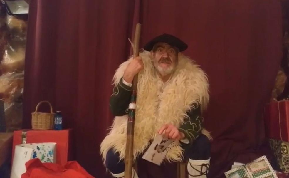 Olentzeroren Etxeak kanpoaldeko irudi erraldoiak are handiagoak bihurtu ditu