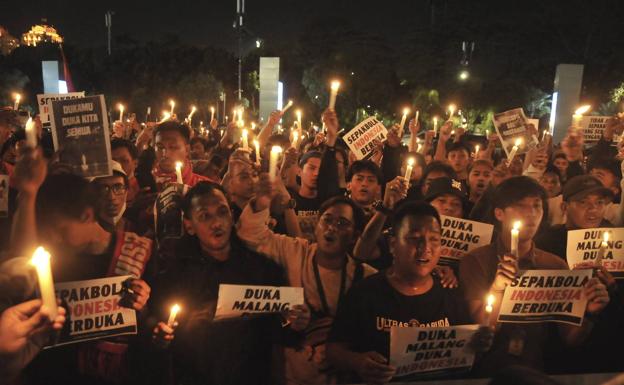 Tragedia en Indonesia: murieron 32 niños, «muchos en brazos de los futbolistas»