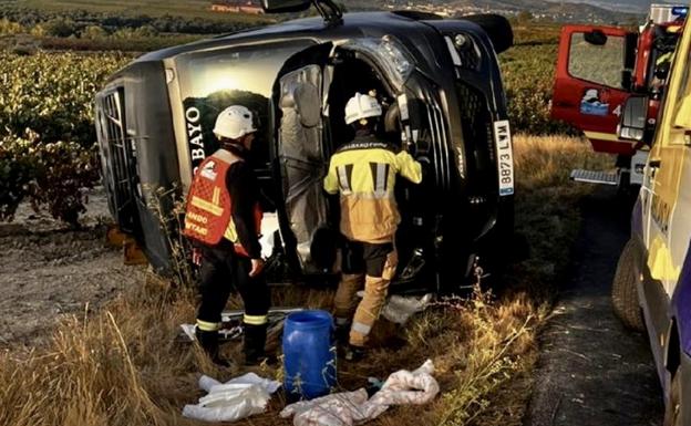 Dos estudiantes heridos por cortes al volcar un microbús escolar en Elciego