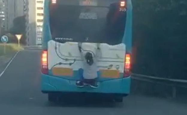 El peligroso viaje de un joven colgado de un autobús en Rentería