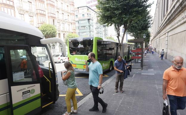 PNV y PSE abren la puerta a descuentos según los ingresos en el transporte público