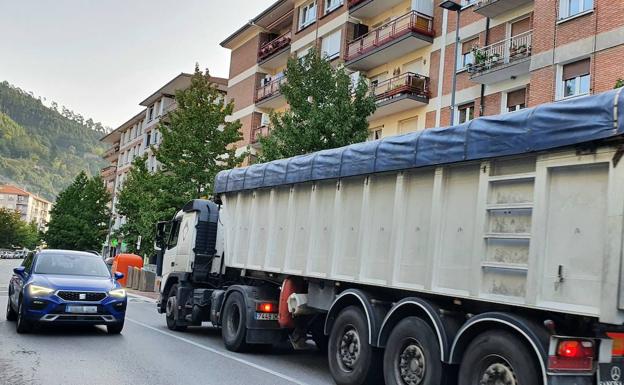 Vecinos de Llodio piden que se evite el paso de camiones por el centro