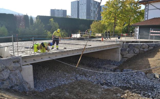 URA coloca el nuevo puente de Goikoplaza para mejorar la inundabilidad en Llodio