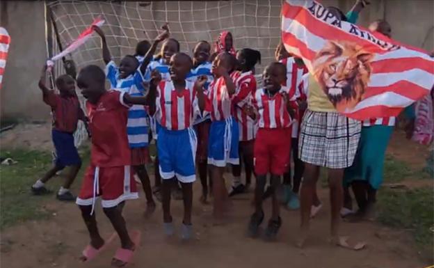 Los niños en Uganda también celebran los goles del Athletic