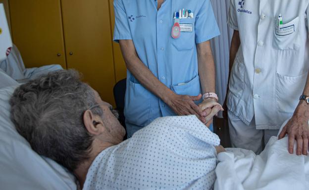 A patient is cared for in a Basque palliative care unit.